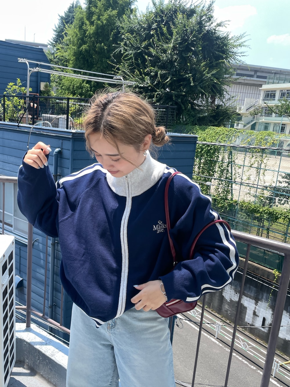 ブルー系のデニムパンツ、ブルー系のジャージを着用したレディースの夏コーディネートの2枚目の写真