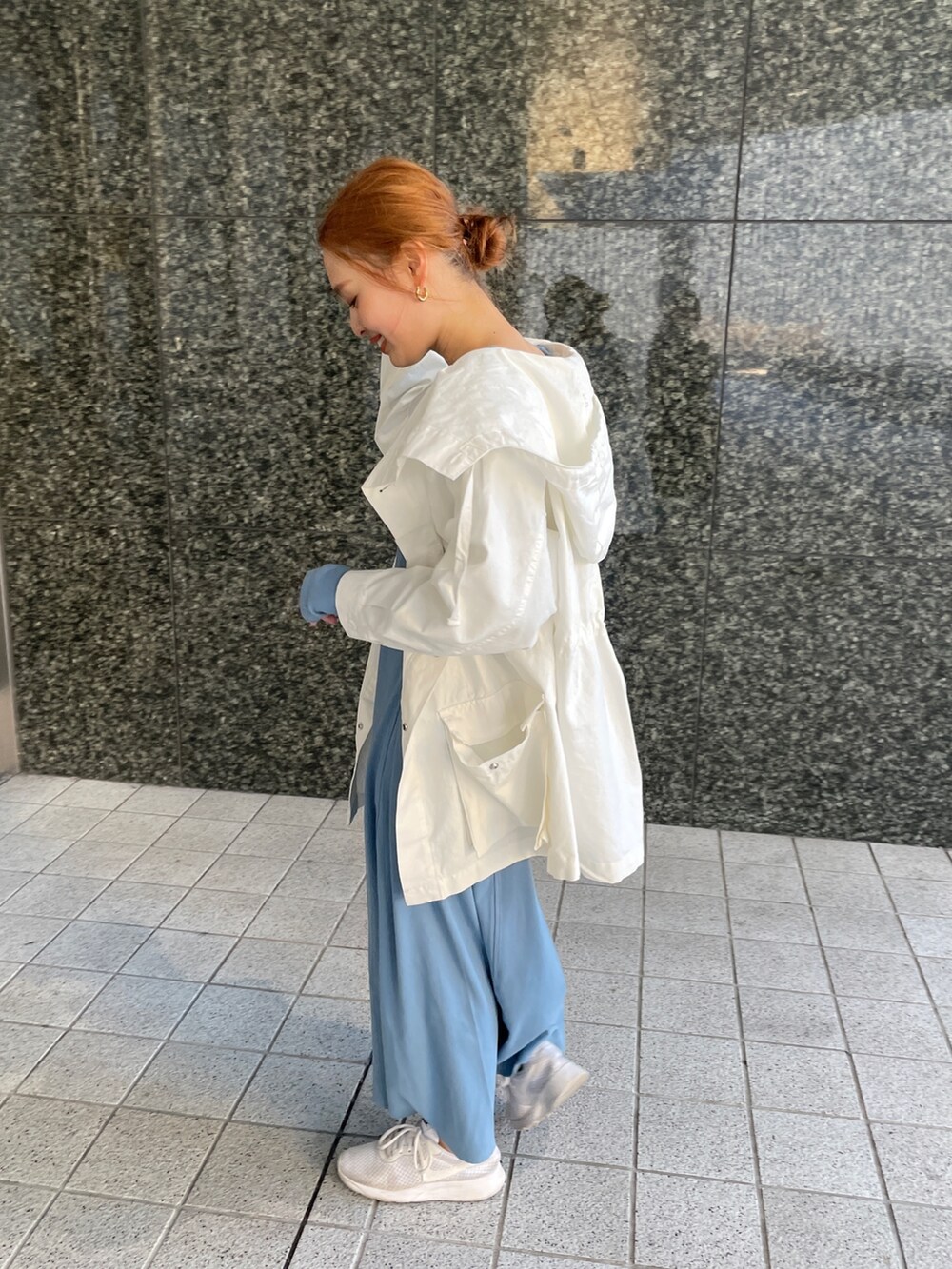 ホワイト系のブルゾンを着用したレディースの冬コーディネートの8枚目の写真