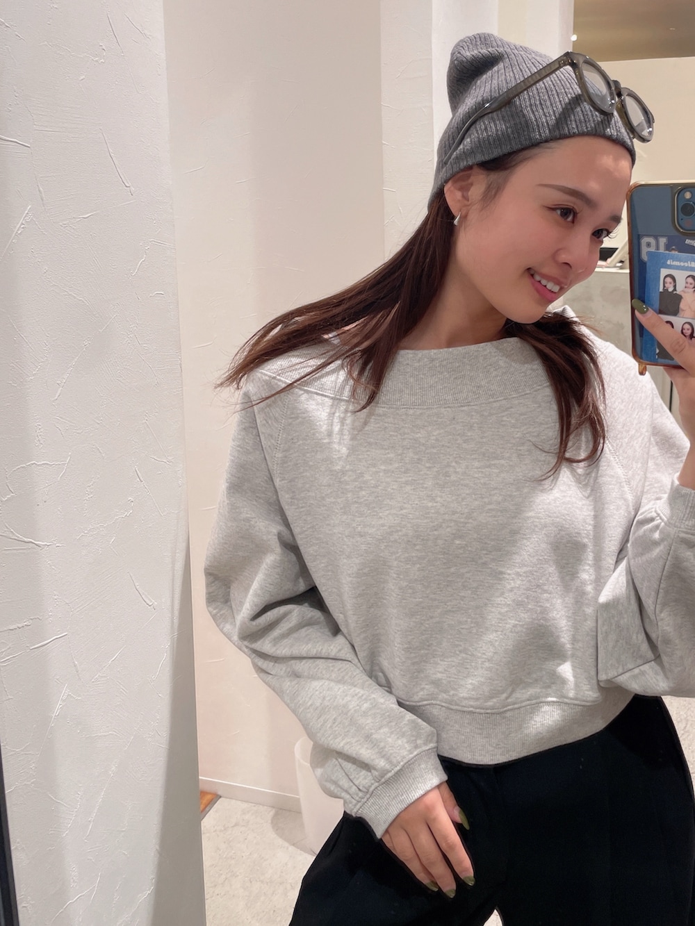 グレー系のスウェット、グレー系のニットキャップ/ビーニーを着用したレディースの秋コーディネートの3枚目の写真