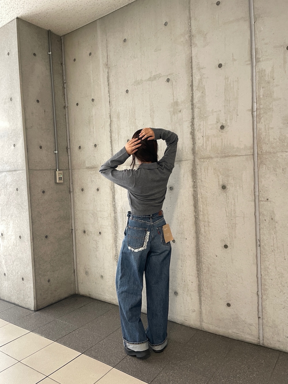 グレー系のカーディガン/ボレロ、ブルー系のデニムパンツを着用したレディースの秋コーディネートの5枚目の写真