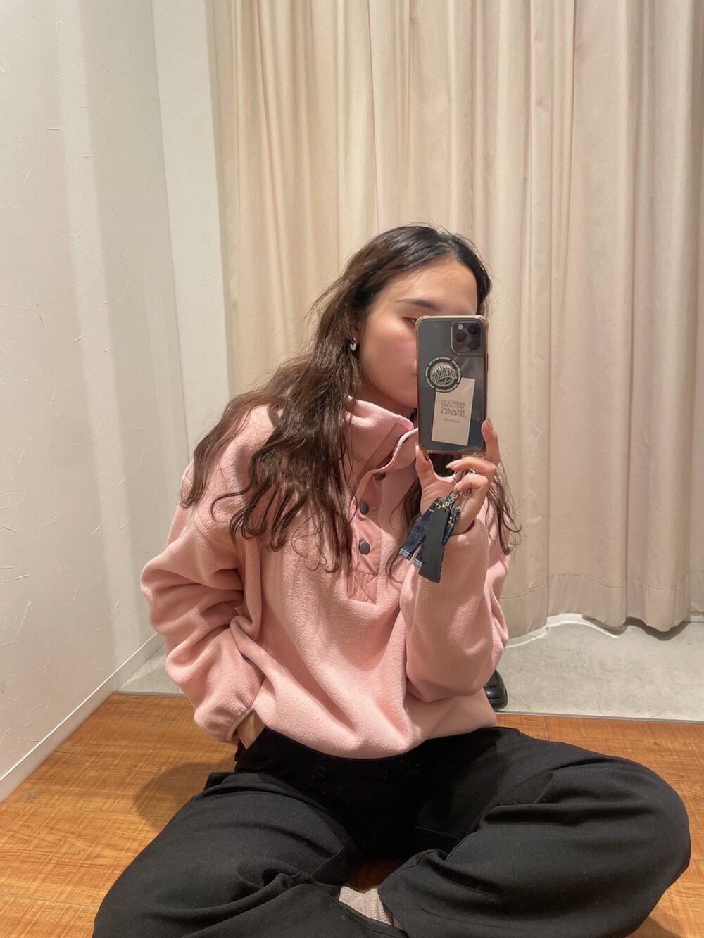 ピンク系のTシャツ/カットソーを着用したレディースの冬コーディネートの2枚目の写真