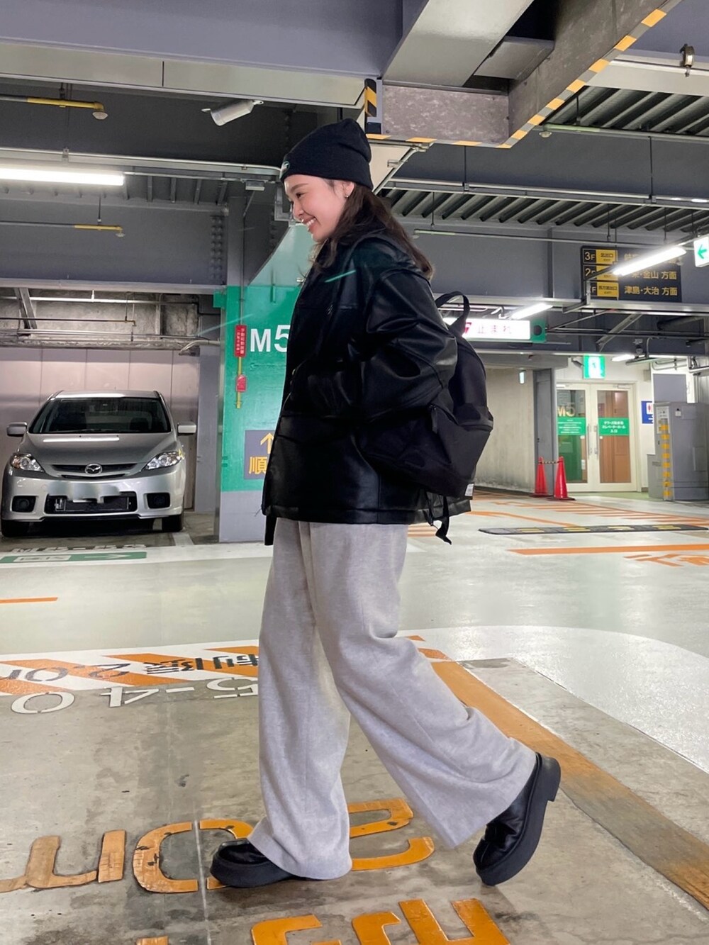 グレー系のその他パンツ、ブラック系のブルゾン、ブラック系のブーツを着用したレディースの冬コーディネートの2枚目の写真