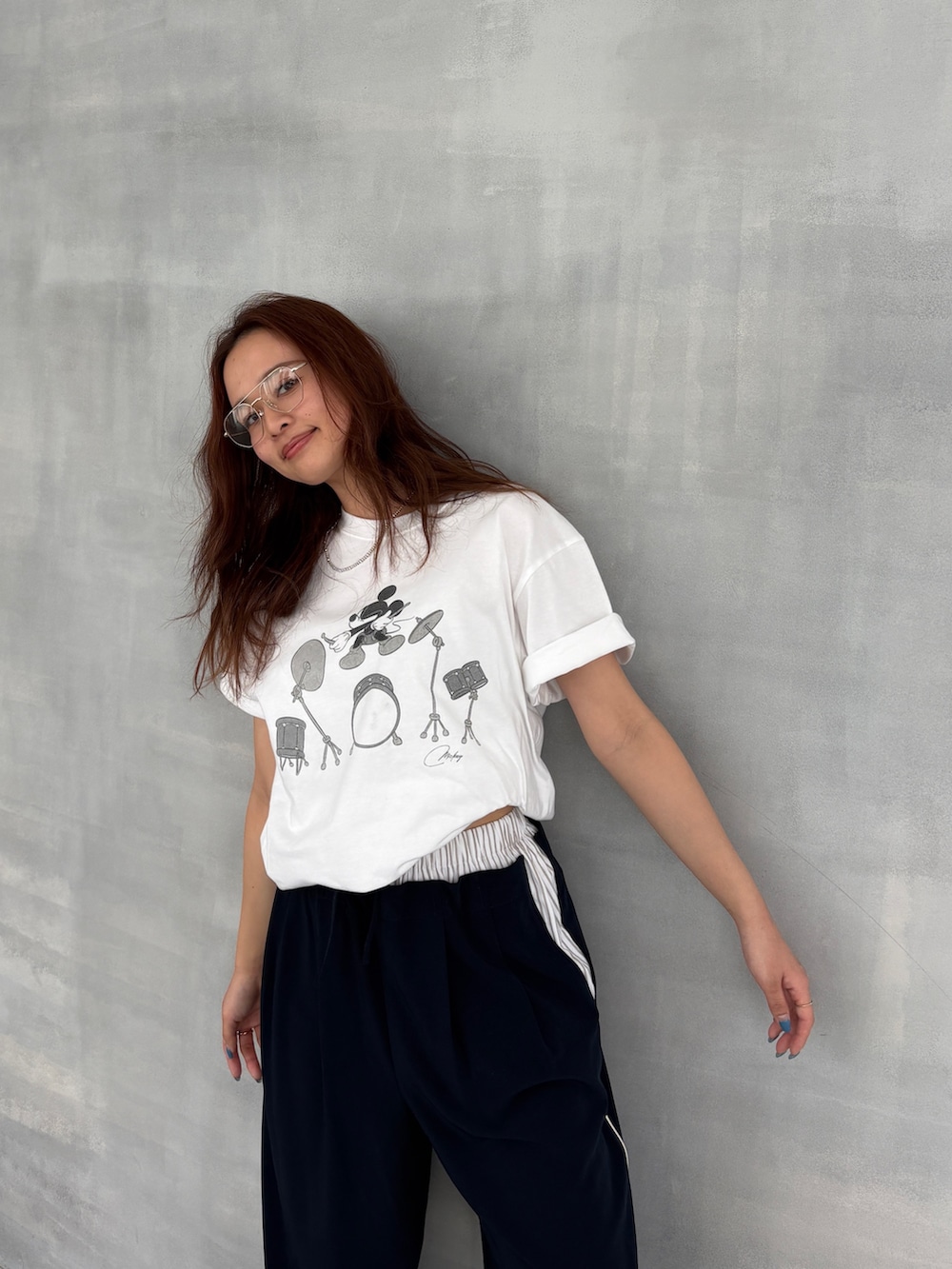 ブルー系のその他パンツ、ホワイト系のTシャツ/カットソーを着用したレディースの春コーディネートの2枚目の写真