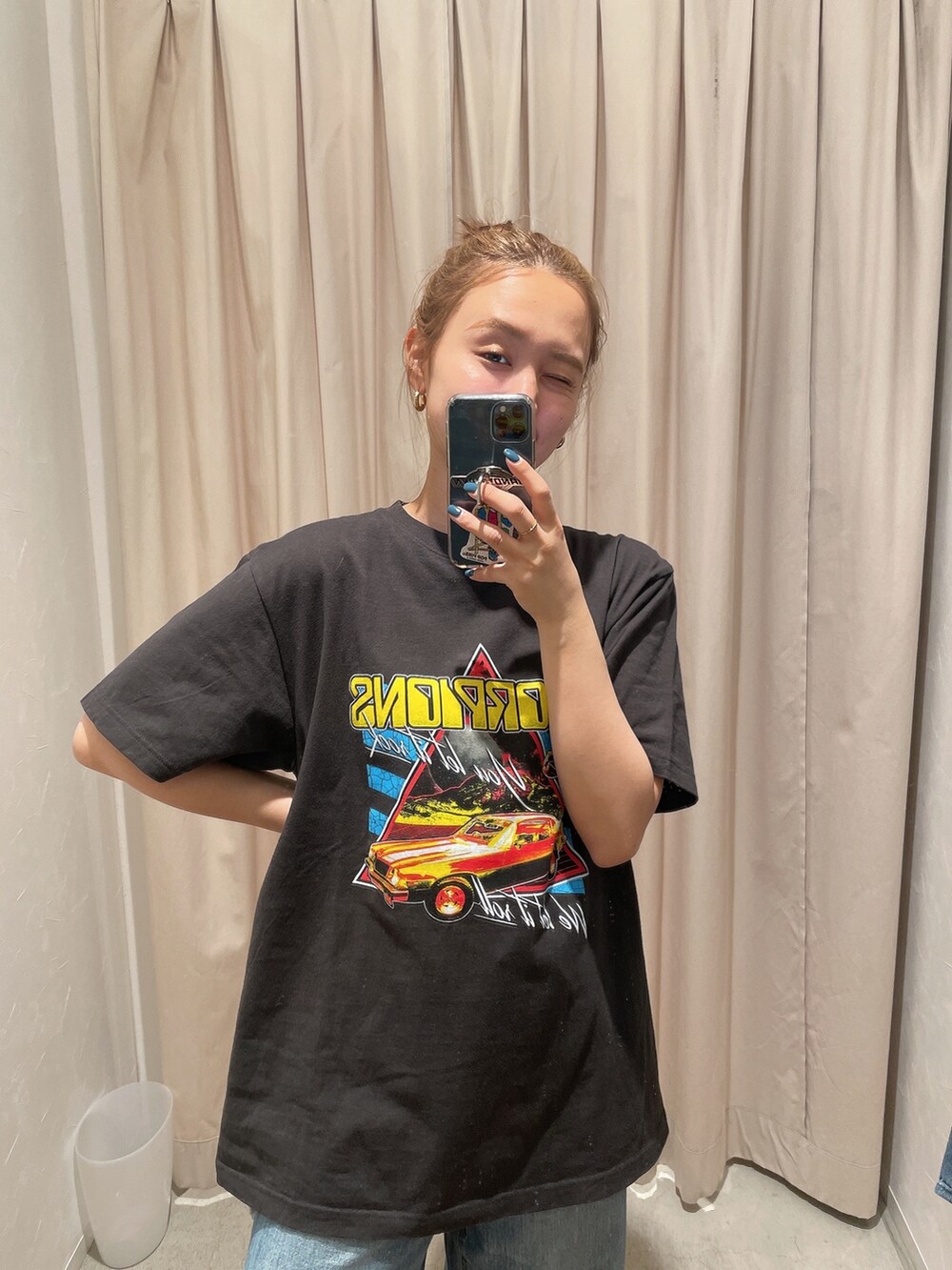 グレー系のTシャツ/カットソーを着用したレディースの春コーディネートの2枚目の写真