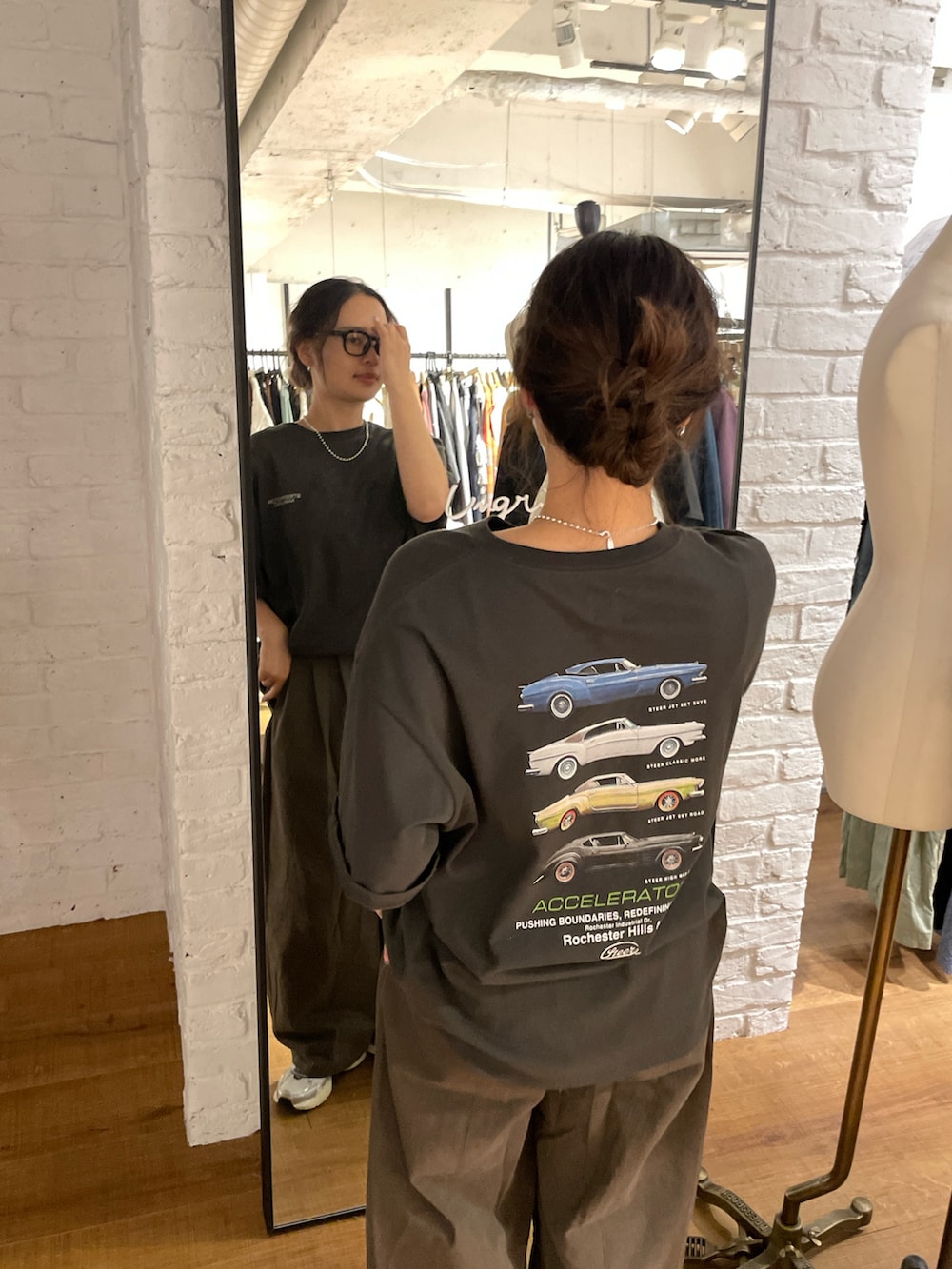 グレー系のTシャツ/カットソー、グレー系のチノパンツを着用したレディースの春コーディネートの2枚目の写真