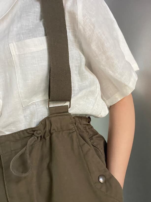 ベージュ系のサロペット/オーバーオール、ホワイト系のシャツ/ブラウスを着用したレディースの春コーディネートの7枚目の写真