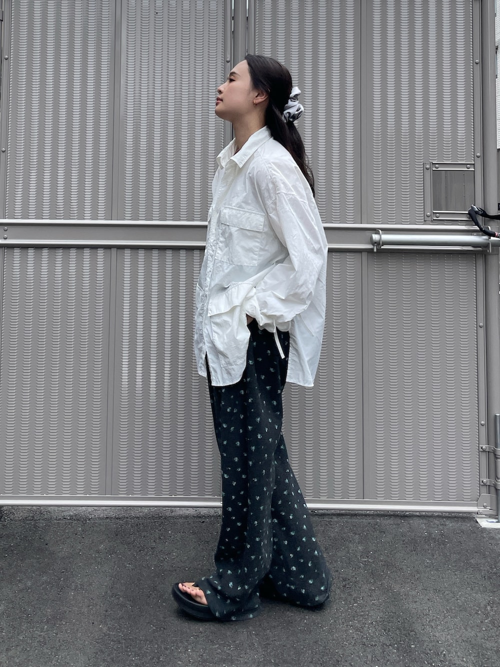 グレー系のその他パンツ、ホワイト系のシャツ/ブラウスを着用したレディースの夏コーディネートの2枚目の写真