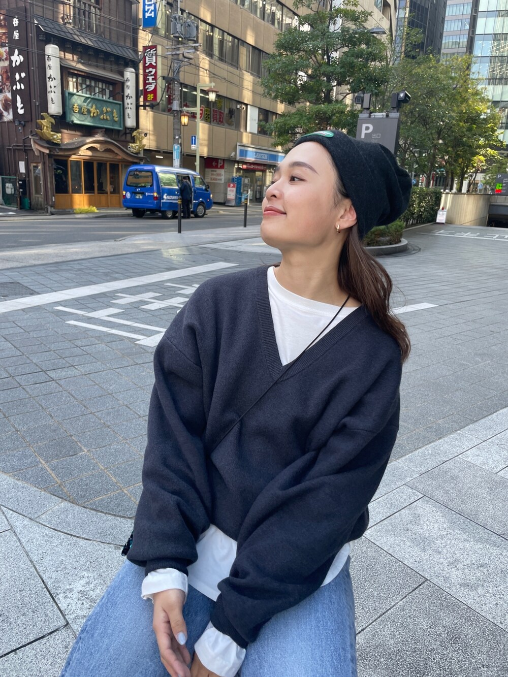 シルバー系のパンプス、ホワイト系のTシャツ/カットソー、グレー系のニット/セーターを着用したレディースの秋コーディネートの5枚目の写真