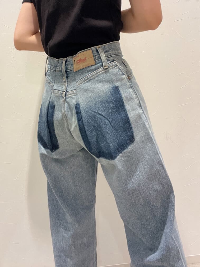 ブラック系のサンダル、ブラック系のTシャツ/カットソー、ブルー系のデニムパンツを着用したレディースの夏コーディネートの2枚目の写真