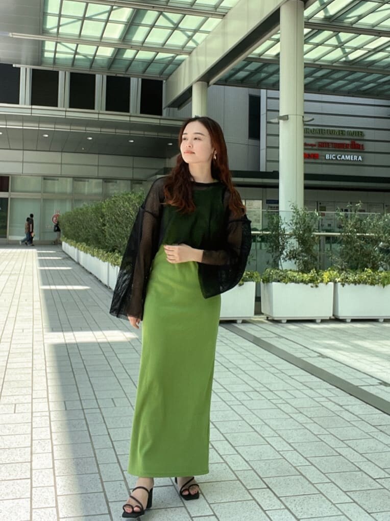 ブラック系のサンダル、ブラック系のTシャツ/カットソー、グリーン系のワンピースを着用したレディースの春コーディネートの3枚目の写真