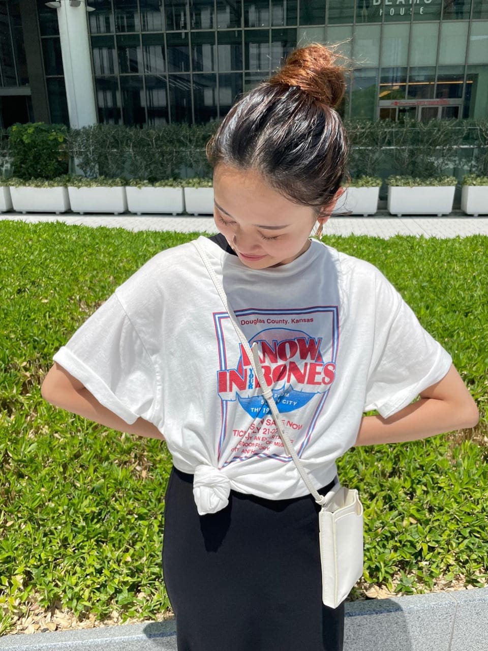 ホワイト系のTシャツ/カットソー、ホワイト系のサンダル、ブラック系のワンピースを着用したレディースの夏コーディネートの2枚目の写真