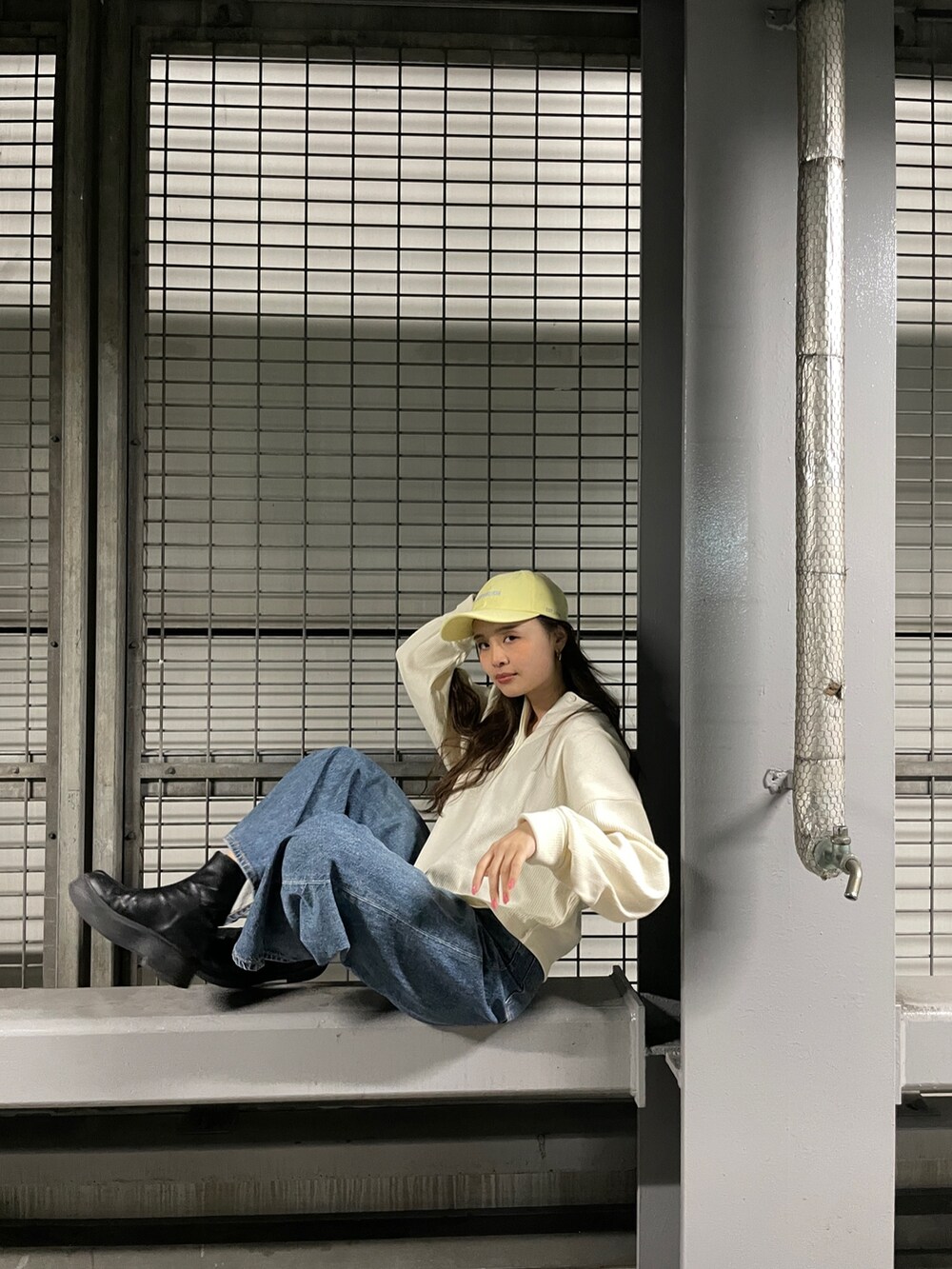 ホワイト系のTシャツ/カットソー、ブルー系のデニムパンツを着用したレディースの冬コーディネートの5枚目の写真