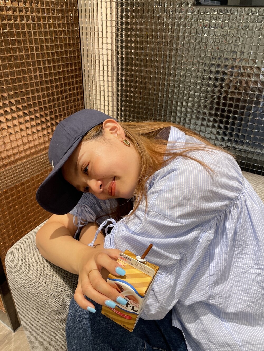 ブルー系のデニムパンツ、その他のシャツ/ブラウス、ブルー系のスニーカーを着用したレディースの夏コーディネートの2枚目の写真