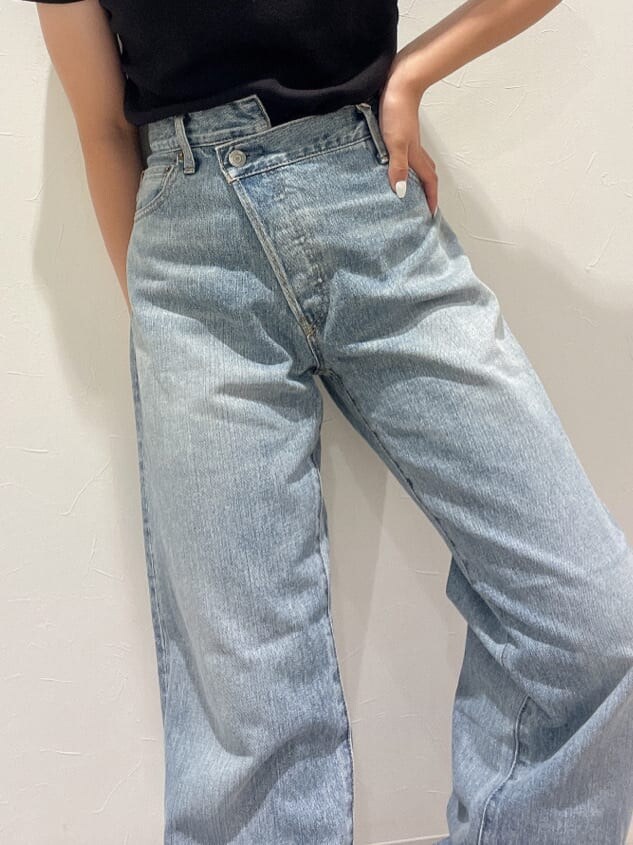 ブラック系のサンダル、ブラック系のTシャツ/カットソー、ブルー系のデニムパンツを着用したレディースの夏コーディネートの5枚目の写真