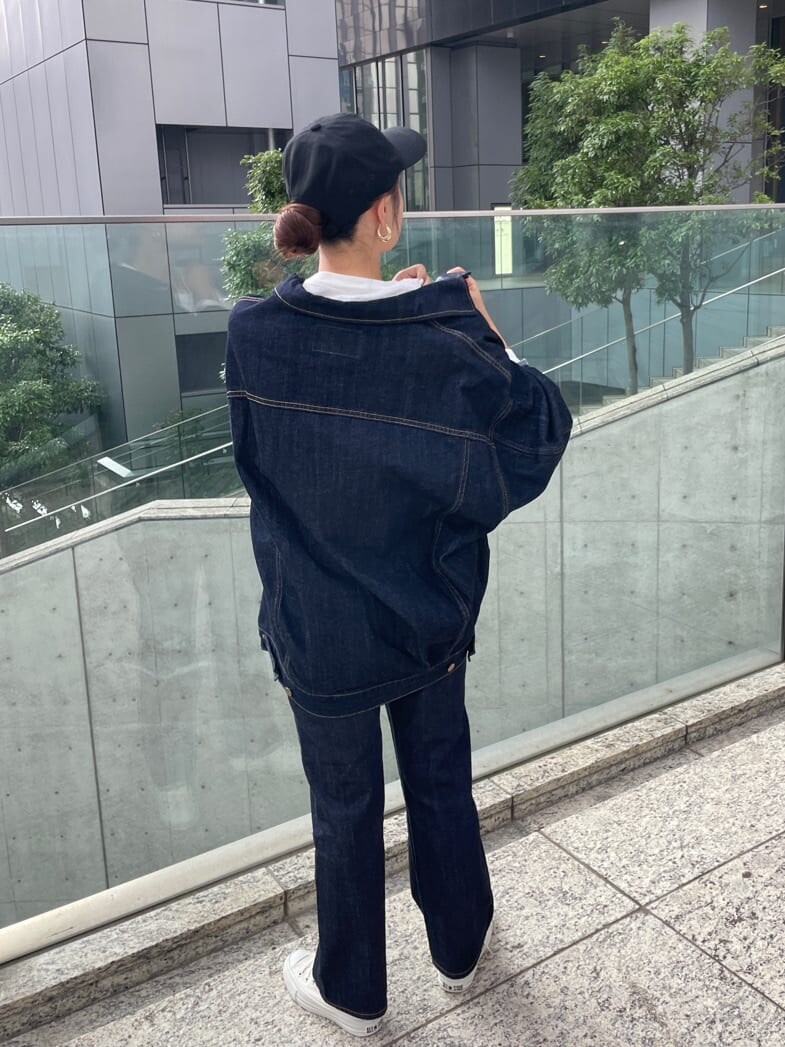 ブルー系のデニムジャケット、ブルー系のデニムパンツ、ホワイト系のTシャツ/カットソーを着用したレディースの夏コーディネートの4枚目の写真