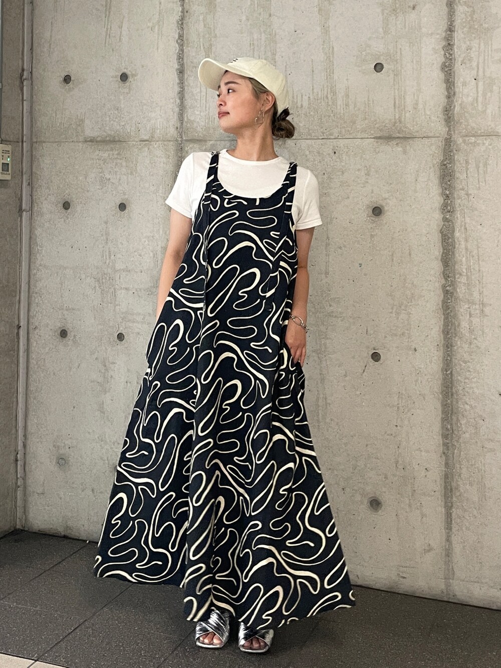 ホワイト系のTシャツ/カットソー、その他のワンピース、ホワイト系のキャップを着用したレディースの夏コーディネートの2枚目の写真