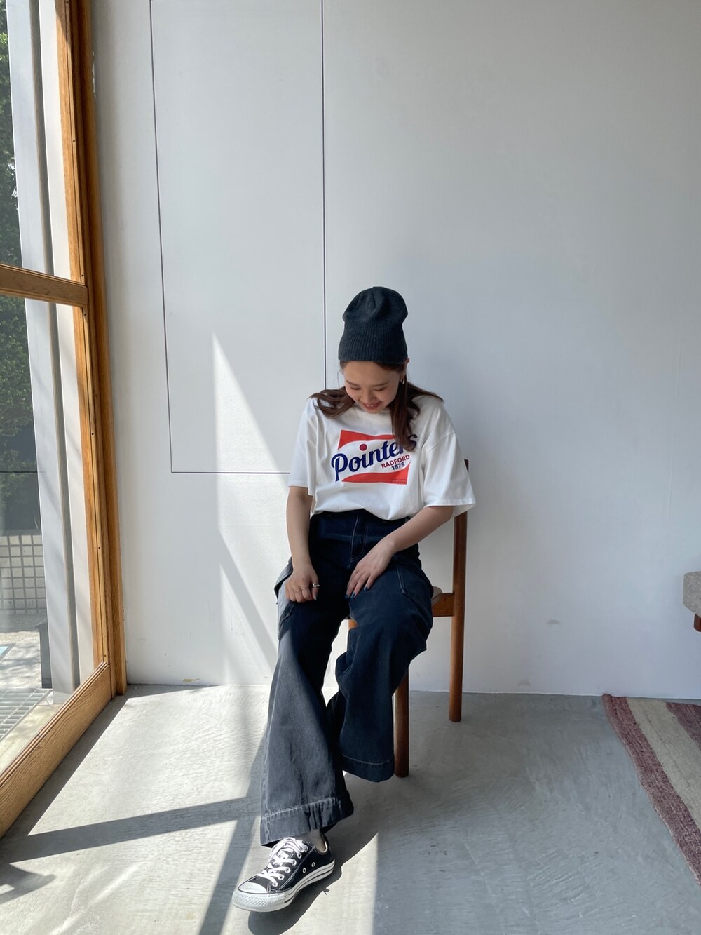 ホワイト系のTシャツ/カットソー、ブラック系のデニムパンツ、ブラック系のニットキャップ/ビーニーを着用したレディースの夏コーディネートの5枚目の写真