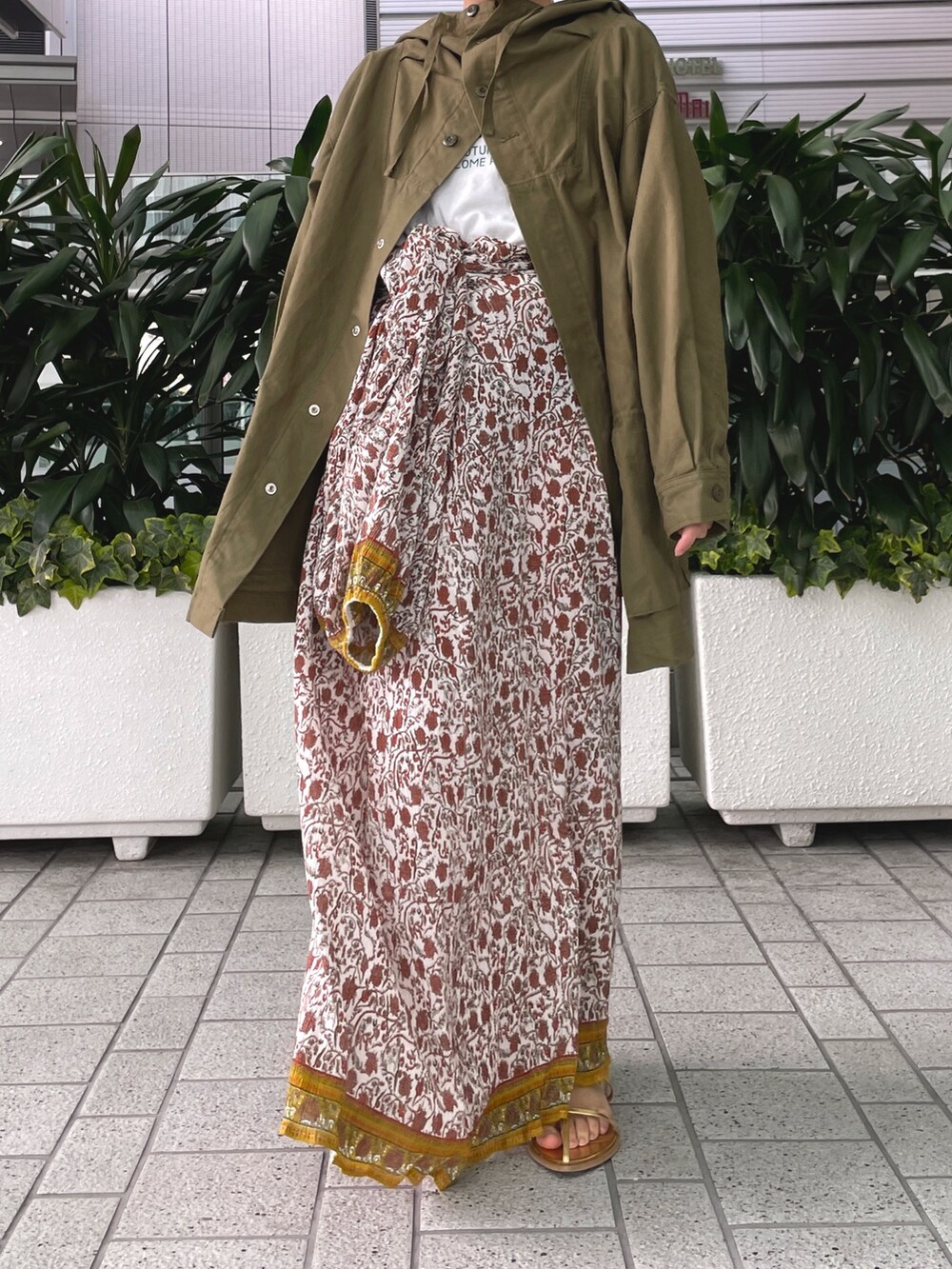 グリーン系のブルゾン、ホワイト系のTシャツ/カットソー、ホワイト系のワンピースを着用したレディースの冬コーディネートの5枚目の写真