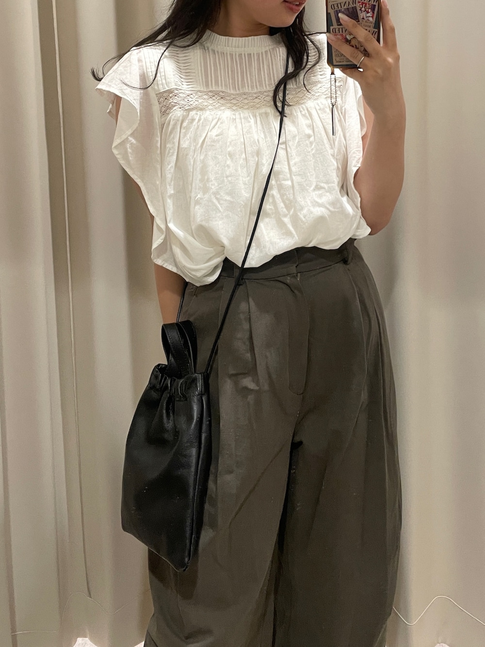 ホワイト系のシャツ/ブラウス、グレー系のチノパンツを着用したレディースの夏コーディネートの3枚目の写真