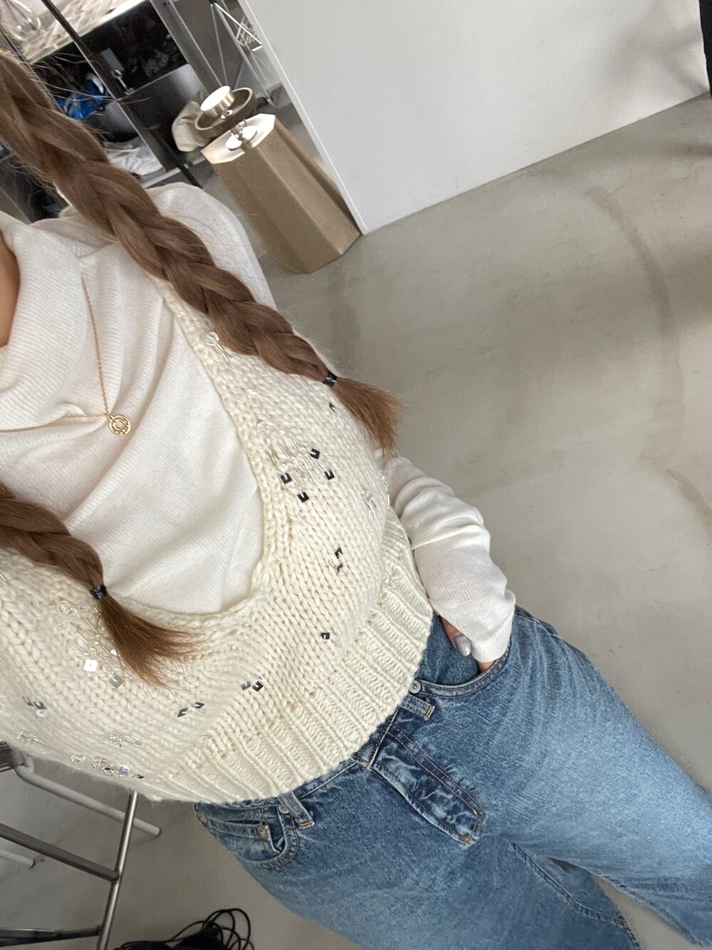 ホワイト系のベスト、ホワイト系のTシャツ/カットソー、ブルー系のデニムパンツを着用したレディースの夏コーディネートの6枚目の写真