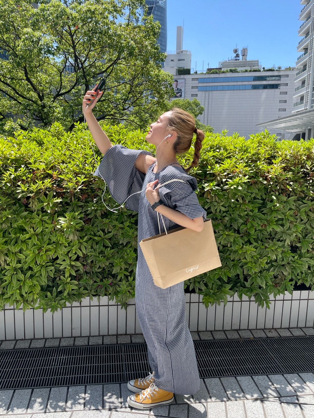 ブルー系のシャツ/ブラウス、ブルー系のワンピースを着用したレディースの春コーディネートの7枚目の写真