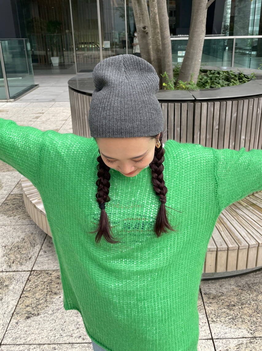 ブルー系のデニムパンツ、ホワイト系のTシャツ/カットソー、グリーン系のニット/セーターを着用したレディースの秋コーディネートの5枚目の写真