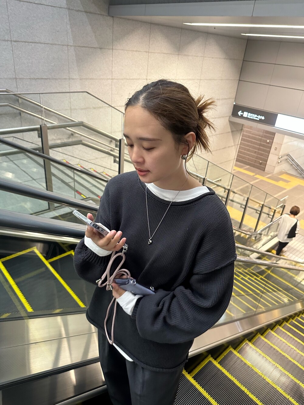 グレー系のその他パンツ、ホワイト系のTシャツ/カットソー、グレー系のニット/セーターを着用したレディースの秋コーディネートの7枚目の写真