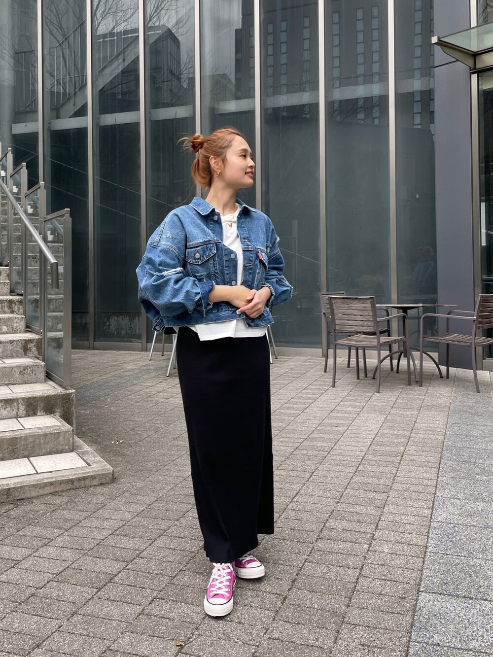 ブルー系のデニムジャケット、ブラウン系のワンピース、ホワイト系のTシャツ/カットソーを着用したレディースの春コーディネートの8枚目の写真