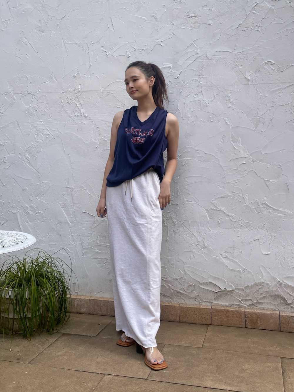 ブルー系のタンクトップ、ホワイト系のスカート、その他のサンダルを着用したレディースの春コーディネートの4枚目の写真