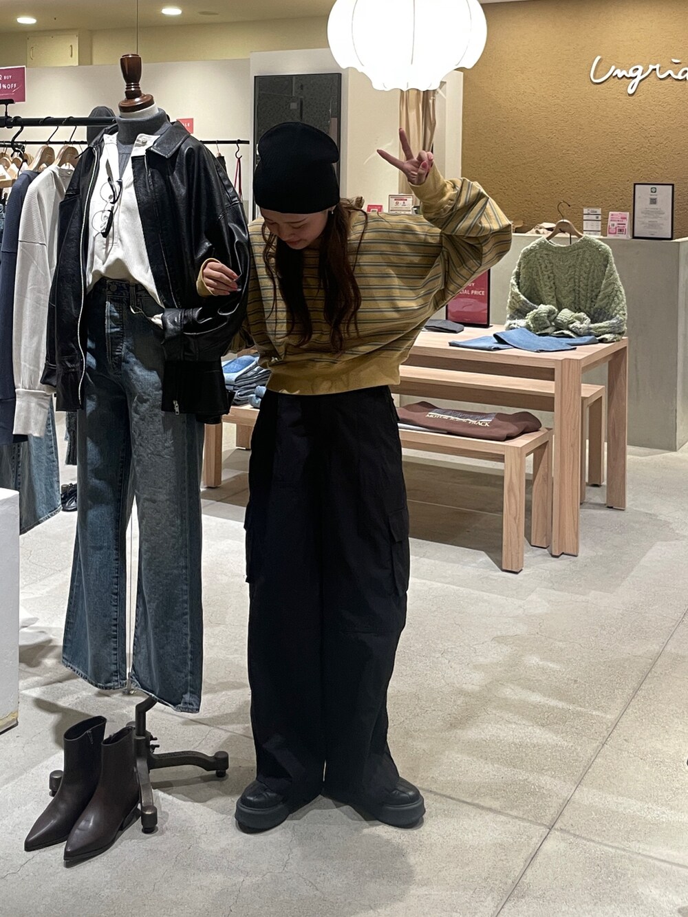 イエロー系のTシャツ/カットソー、ブラック系のその他パンツ、ブラック系のニットキャップ/ビーニーを着用したレディースの冬コーディネートの2枚目の写真