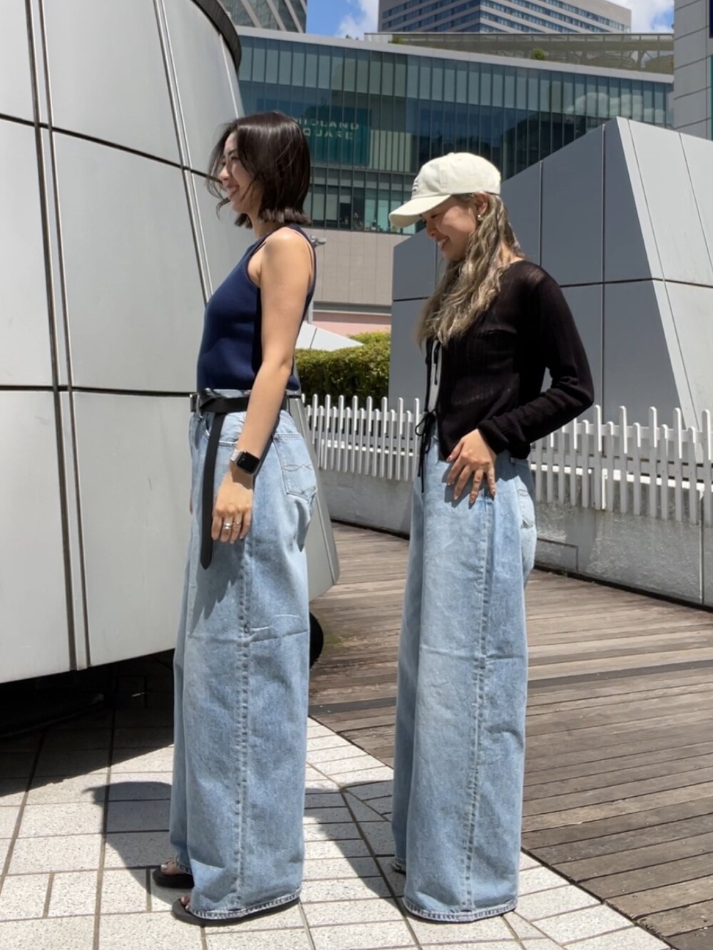 ブルー系のデニムパンツ、ブルー系のデニムパンツ、ブラック系のカーディガン/ボレロを着用したレディースの夏コーディネートの4枚目の写真