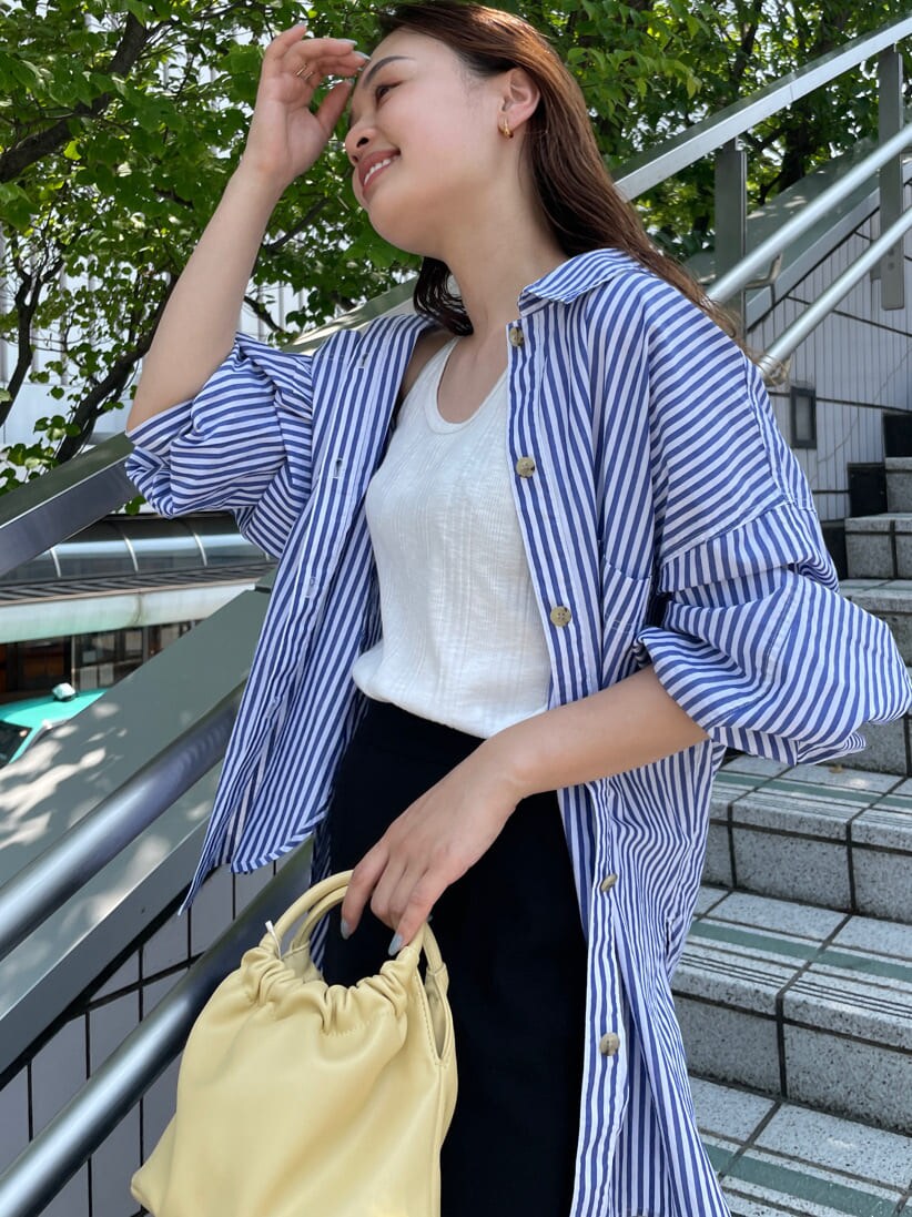 ブルー系のシャツ/ブラウス、ホワイト系のタンクトップ、ホワイト系のサンダルを着用したレディースの夏コーディネートの6枚目の写真