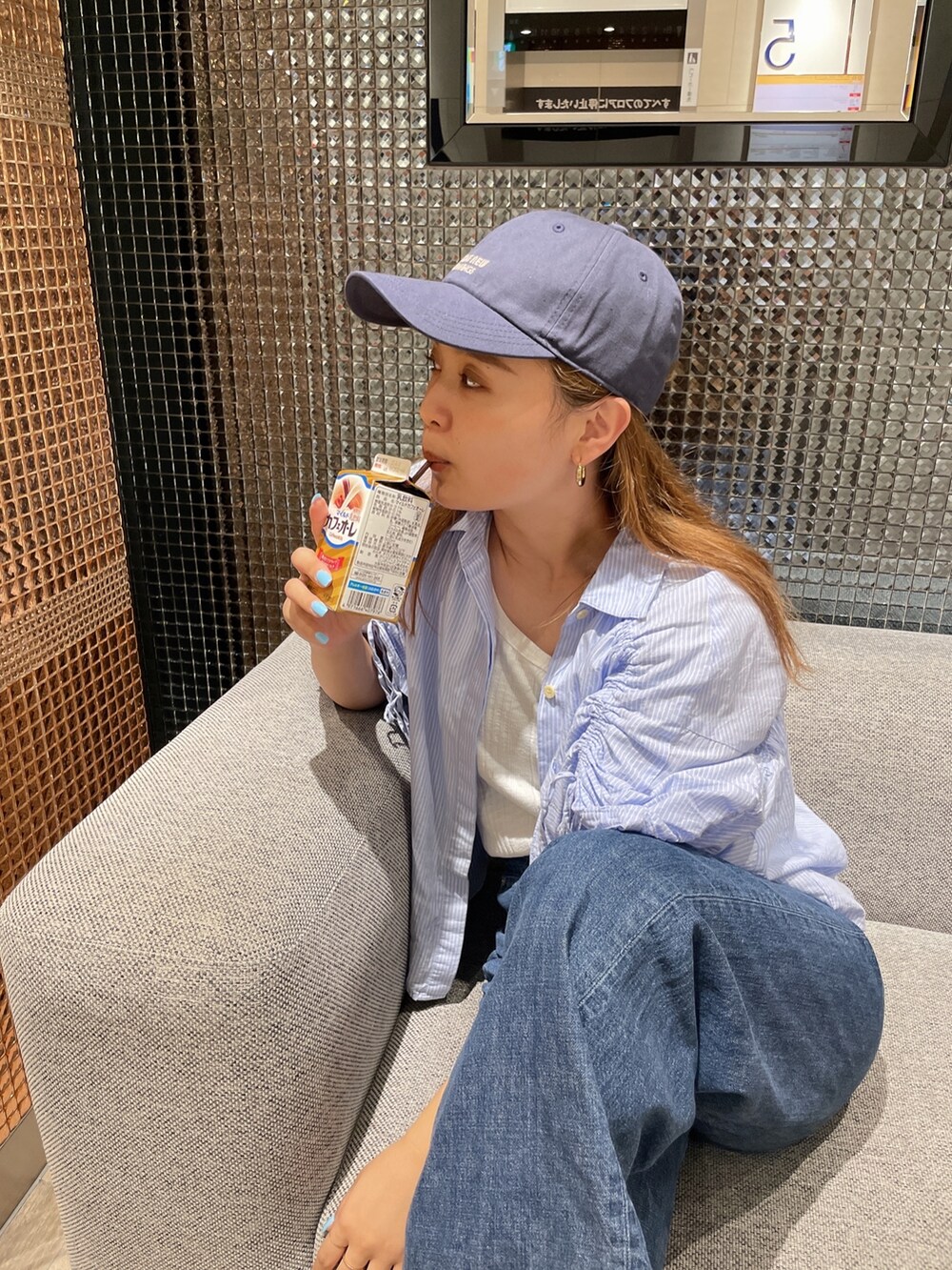 ブルー系のデニムパンツ、その他のシャツ/ブラウス、ブルー系のスニーカーを着用したレディースの夏コーディネートの3枚目の写真