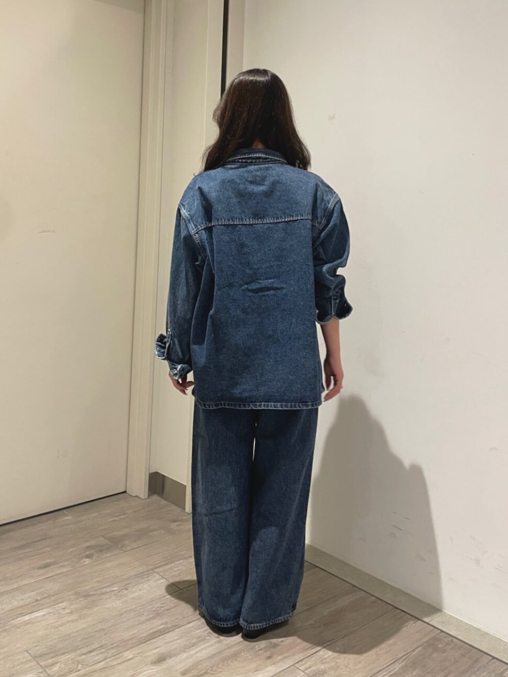 ブラック系のその他シューズ、ブルー系のデニムパンツ、ブルー系のシャツ/ブラウスを着用したレディースの夏コーディネートの3枚目の写真
