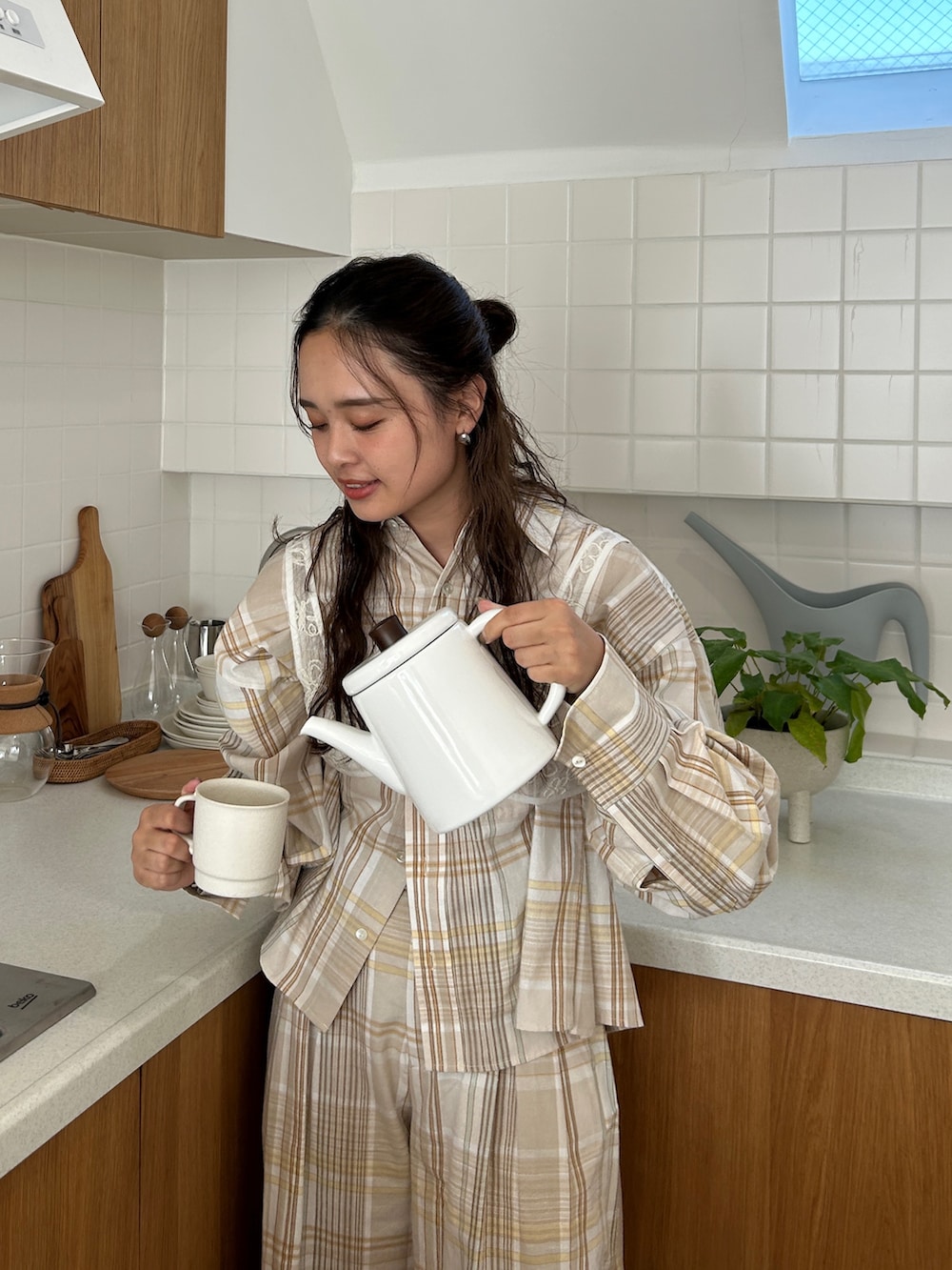 ベージュ系のシャツ/ブラウス、ベージュ系のその他パンツ、ホワイト系のシャツ/ブラウスを着用したレディースの冬コーディネートの4枚目の写真