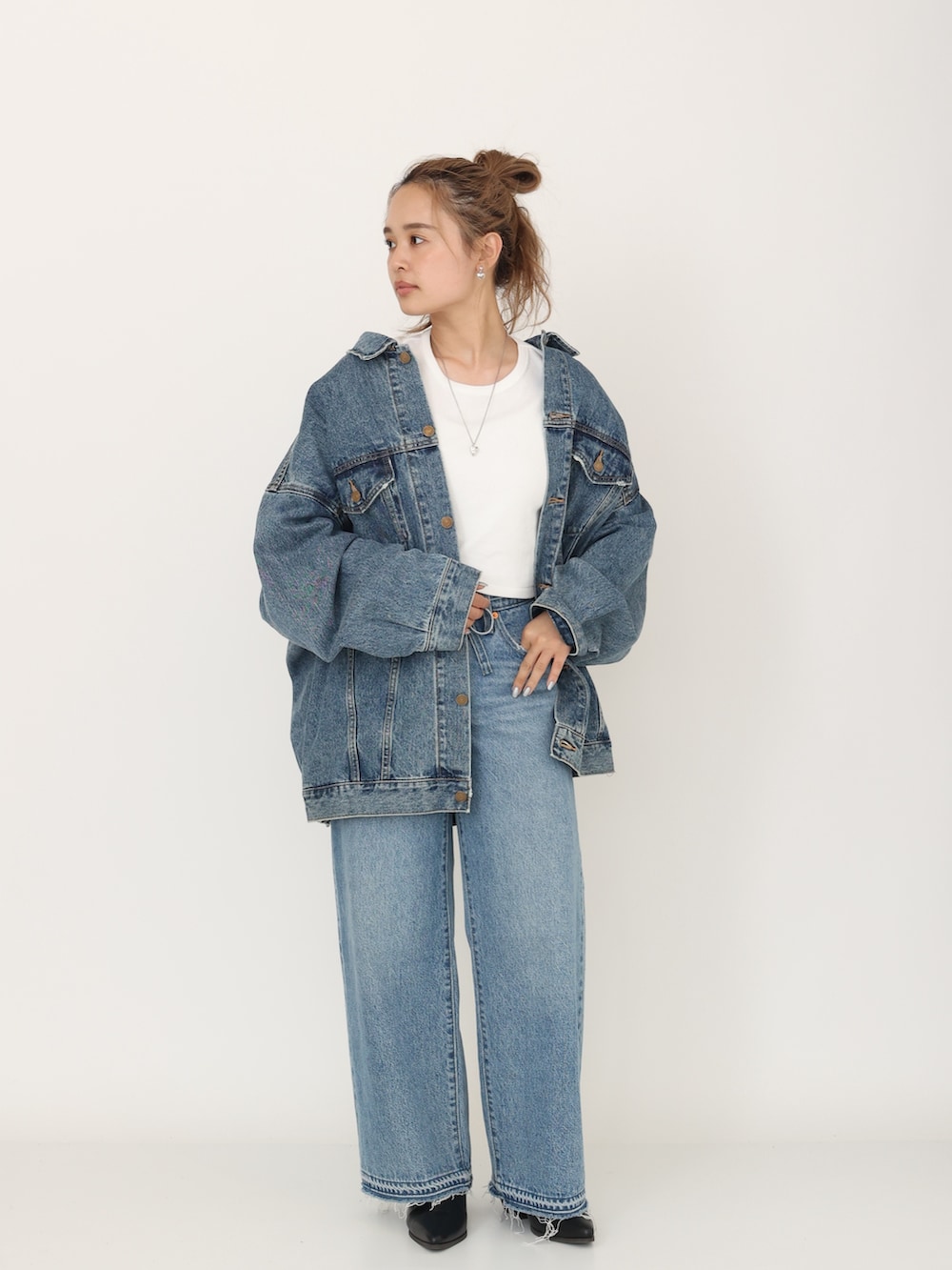 ブルー系のデニムパンツ、ブルー系のデニムジャケット、ホワイト系のTシャツ/カットソーを着用したレディースの夏コーディネートの3枚目の写真