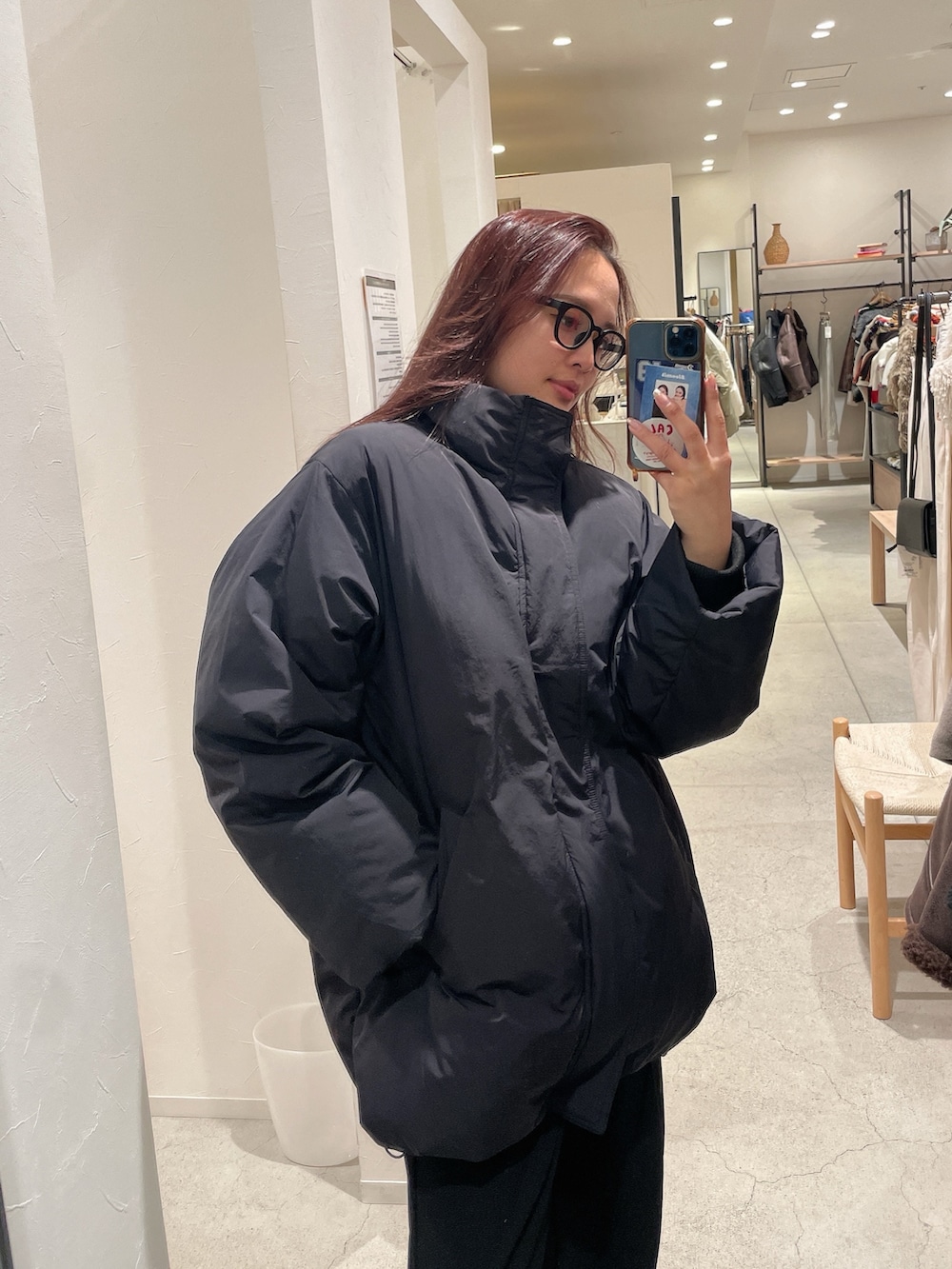 ブラック系のダウンジャケット/コートを着用したレディースの冬コーディネートの2枚目の写真