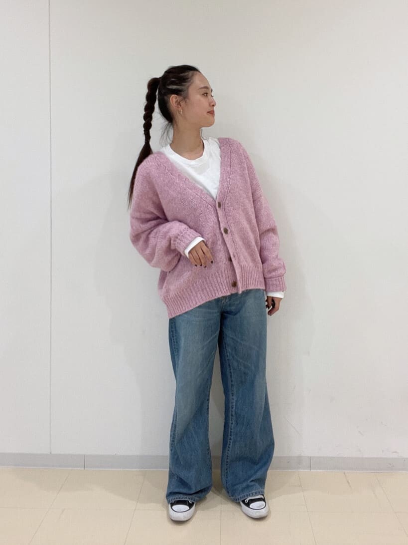 ブルー系のデニムパンツ、ホワイト系のTシャツ/カットソー、ブルー系のデニムパンツを着用したレディースの秋コーディネートの4枚目の写真