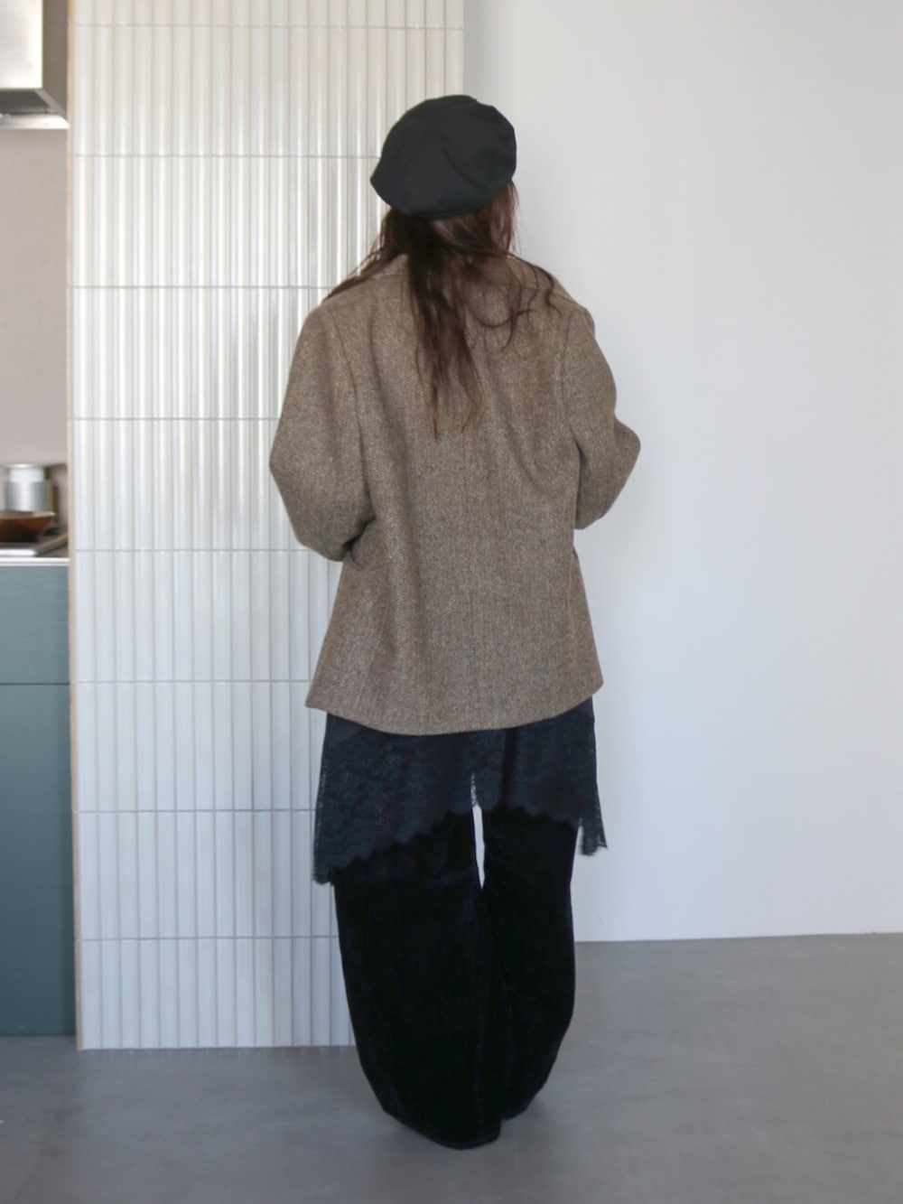 ブラック系のデニムパンツ、ブラック系のローファー、ブラック系のキャミソールを着用したレディースの秋コーディネートの3枚目の写真