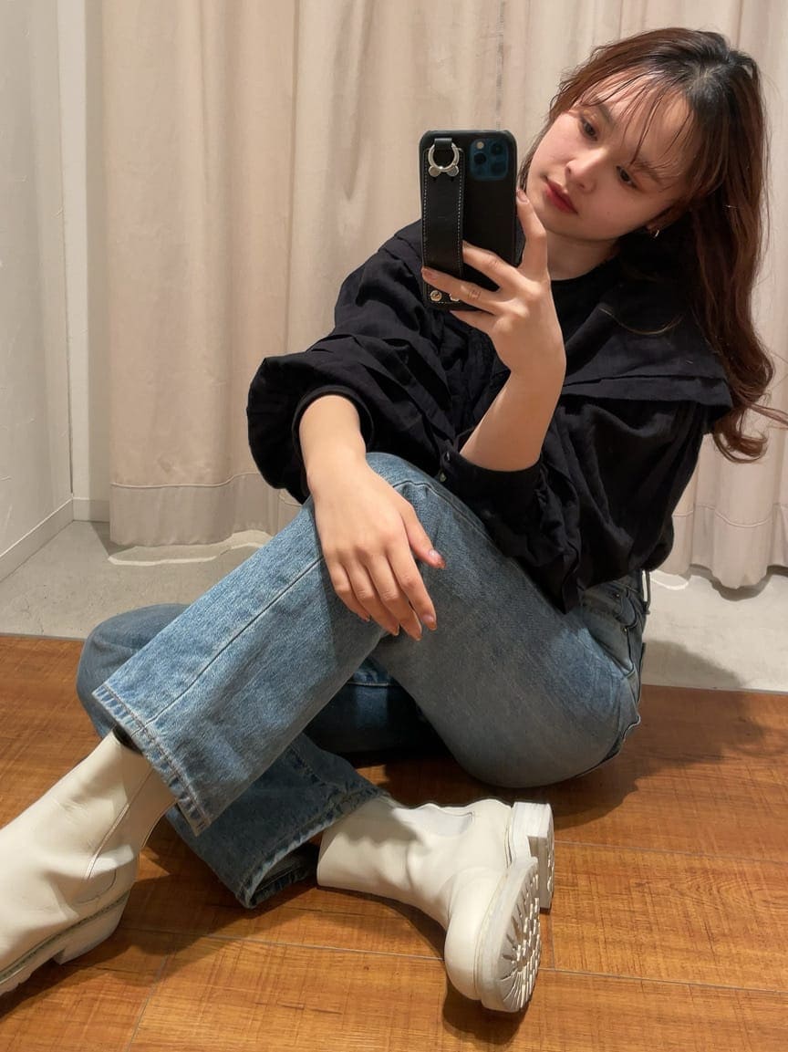 ブラック系のシャツ/ブラウス、ブルー系のデニムパンツを着用したレディースの冬コーディネートの2枚目の写真