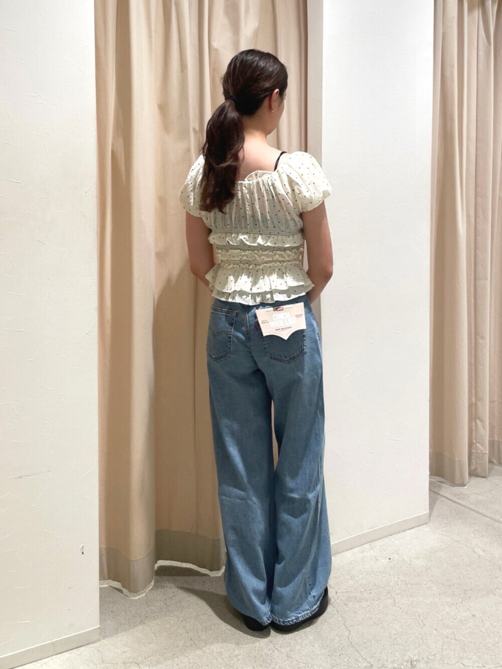 ブルー系のデニムパンツ、その他のシャツ/ブラウス、ブラック系のキャミソールを着用したレディースの夏コーディネートの3枚目の写真