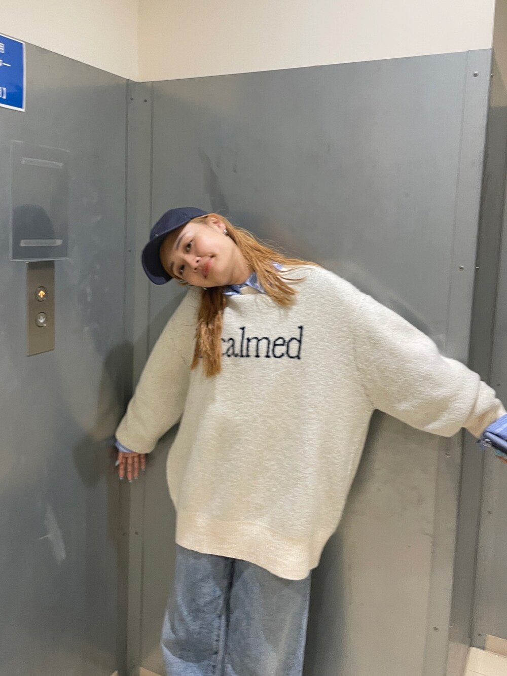 ホワイト系のニット/セーター、その他のシャツ/ブラウス、ブルー系のデニムパンツを着用したレディースの夏コーディネートの7枚目の写真