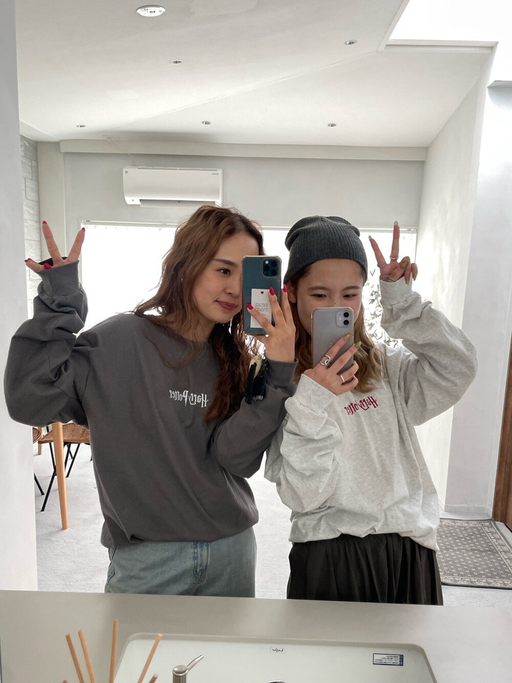 グレー系のTシャツ/カットソー、グレー系のTシャツ/カットソー、ブルー系のデニムパンツを着用したレディースの秋コーディネートの4枚目の写真