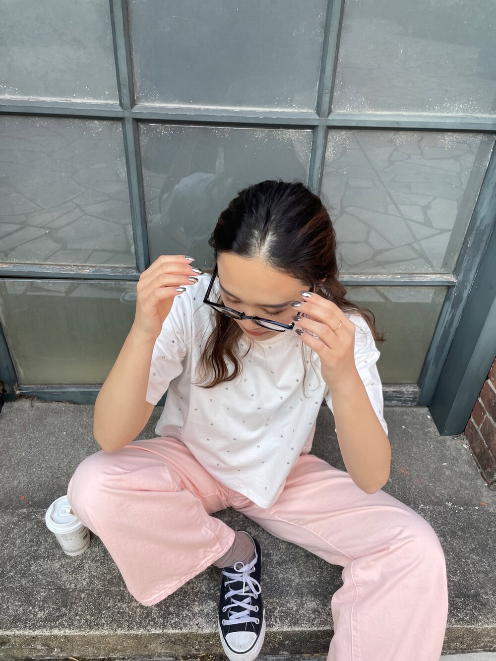 ホワイト系のTシャツ/カットソー、ピンク系のデニムパンツを着用したレディースの春コーディネートの2枚目の写真