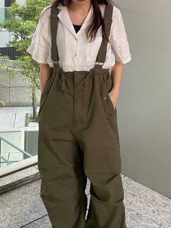 ベージュ系のサロペット/オーバーオール、ホワイト系のシャツ/ブラウスを着用したレディースの春コーディネートの5枚目の写真