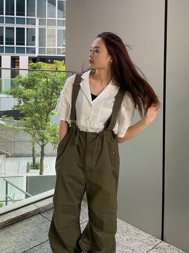 ベージュ系のサロペット/オーバーオール、ホワイト系のシャツ/ブラウスを着用したレディースの春コーディネートの9枚目の写真