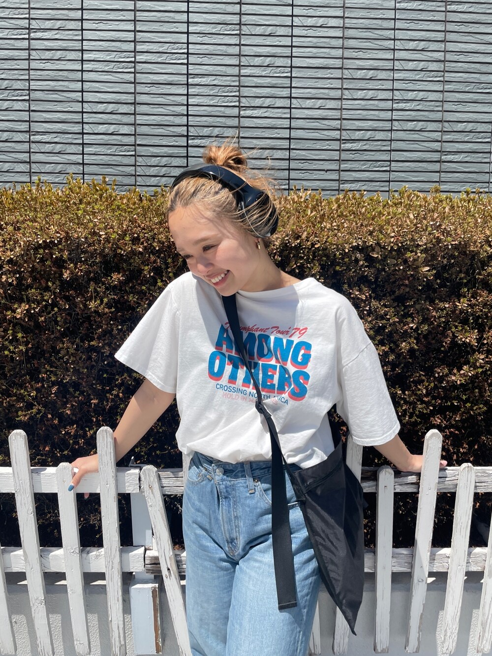 ブルー系のデニムパンツ、ホワイト系のTシャツ/カットソーを着用したレディースの春コーディネートの4枚目の写真