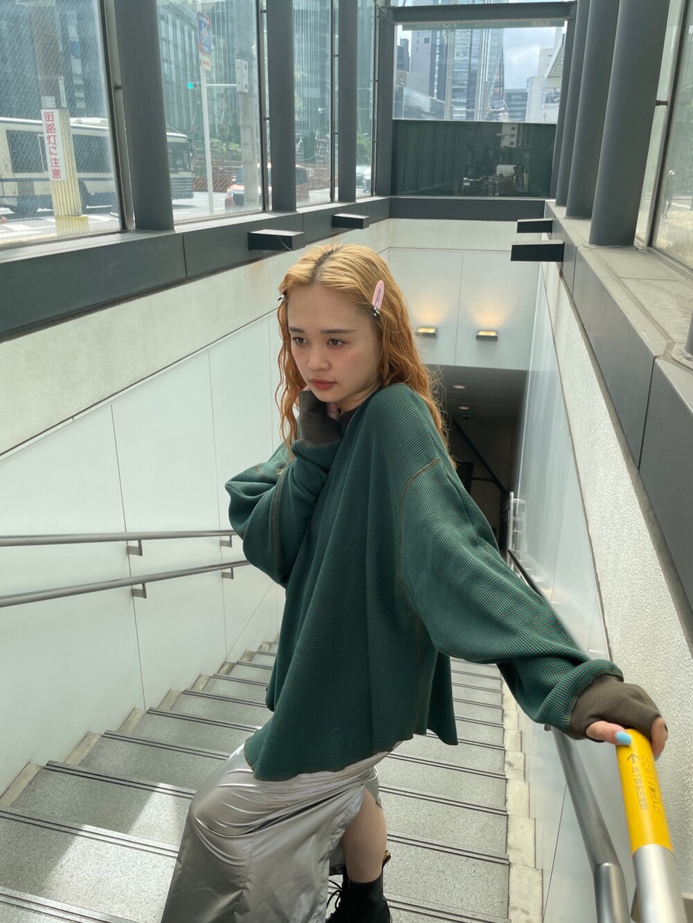 シルバー系のスカート、グリーン系のTシャツ/カットソーを着用したレディースの夏コーディネートの3枚目の写真