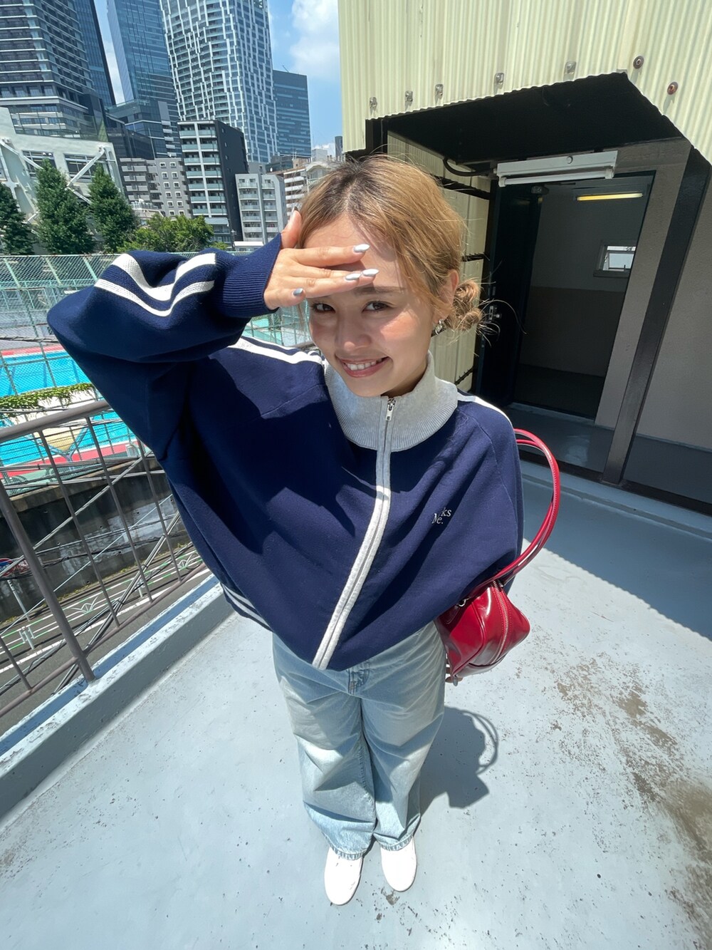 ブルー系のデニムパンツ、ブルー系のジャージを着用したレディースの夏コーディネートの4枚目の写真