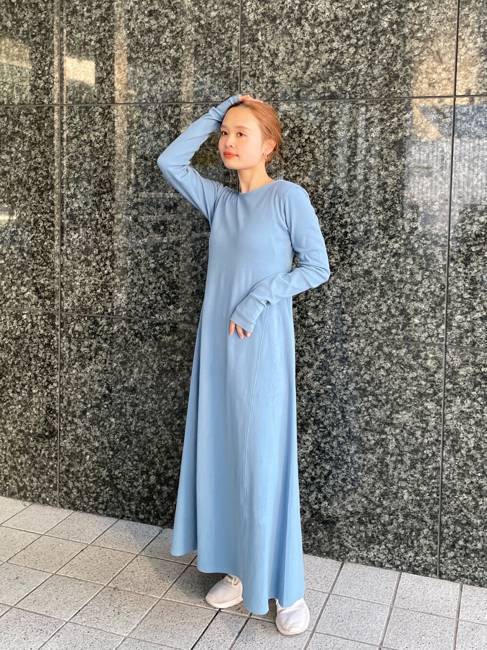 ホワイト系のブルゾンを着用したレディースの冬コーディネートの2枚目の写真